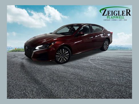 Used 2023 Nissan Altima 2.5 SV image 1