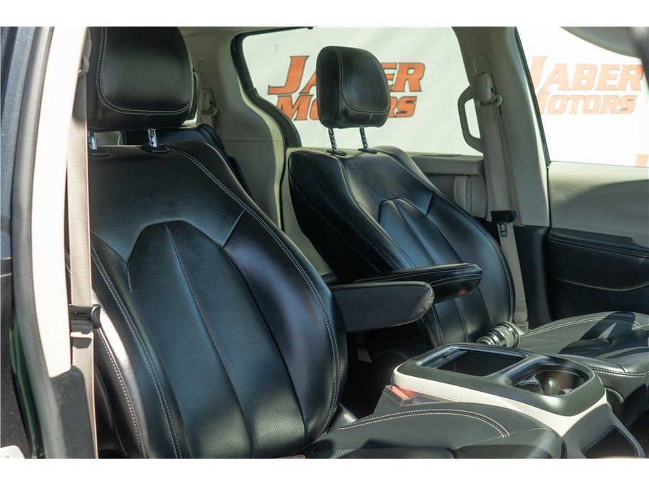 Used 2023 Chrysler Pacifica Touring-L FWD image 5