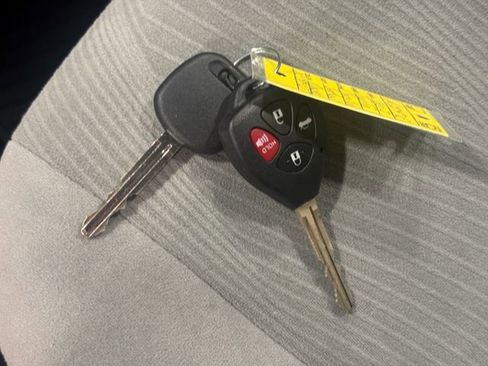 Used 2013 Toyota Corolla LE image 24