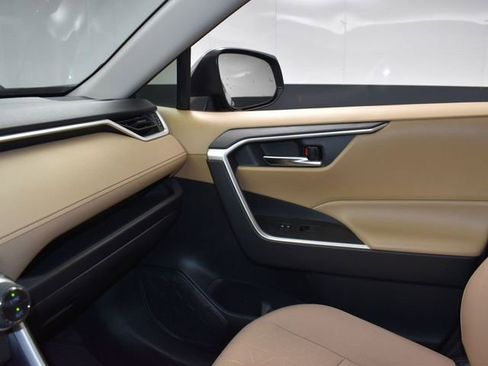 Used 2020 Toyota RAV4 XLE FWD image 22