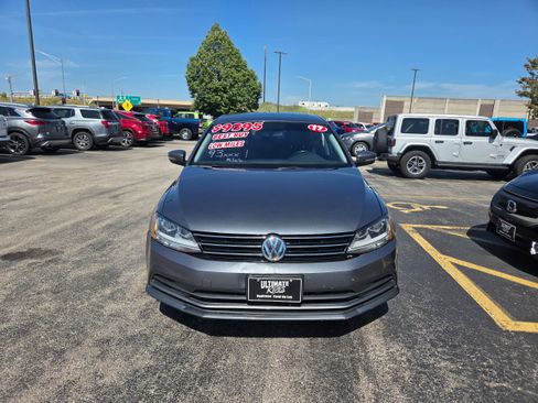 Used 2017 Volkswagen Jetta SE FWD image 2