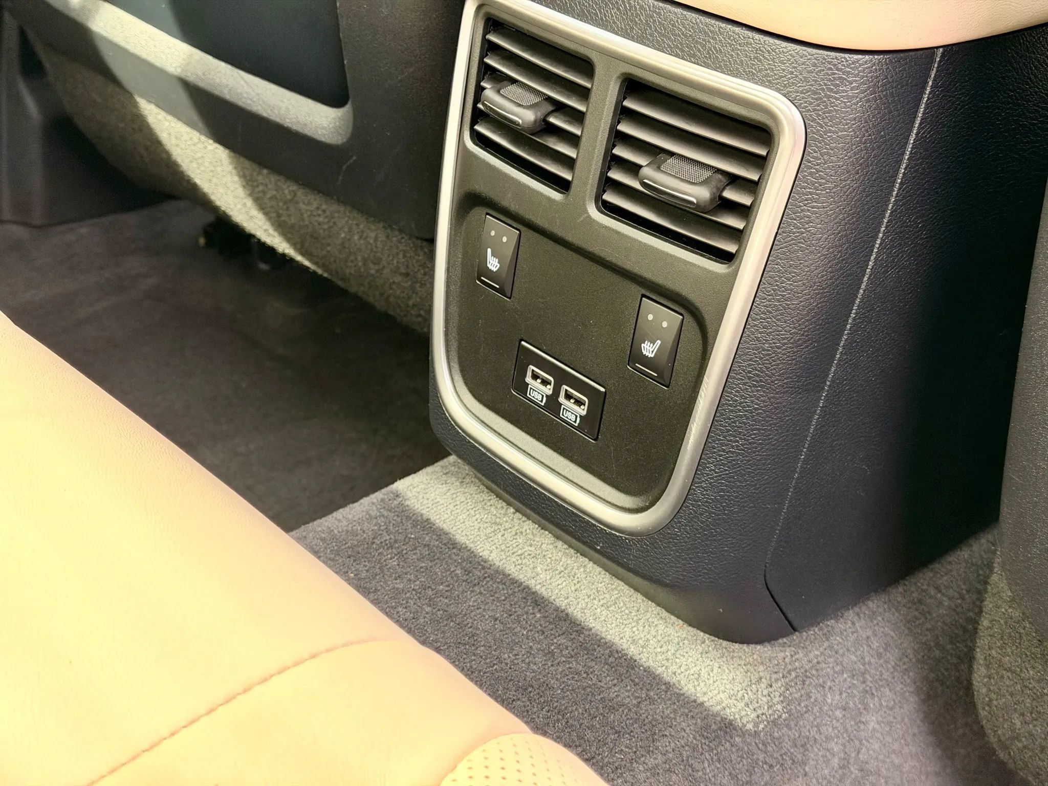 Used 2015 Chrysler 300 C Platinum w/ Harman/Kardon Audio Group AWD/4WD image 8
