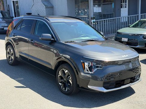 Used 2024 Kia Niro Wind w/ Wind Preserve Package FWD image 3