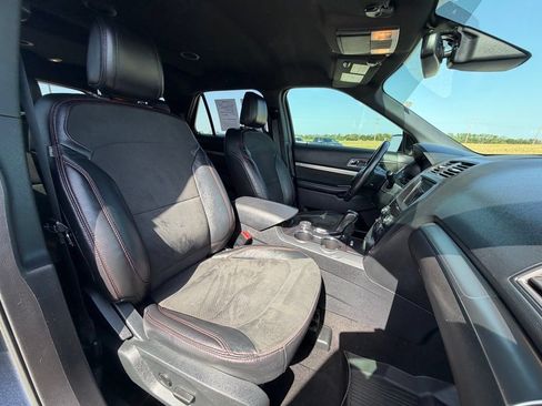 Used 2019 Ford Explorer XLT w/ Equipment Group 202A AWD/4WD image 30