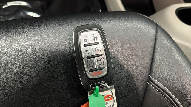 Used 2024 Chrysler Pacifica Touring-L FWD image 20