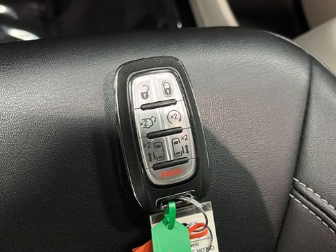 Used 2024 Chrysler Pacifica Touring-L FWD image 20