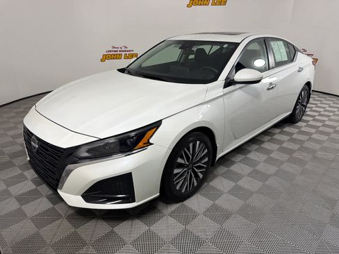 Certified 2024 Nissan Altima 2.5 SV w/ SV Premium Package FWD image 1