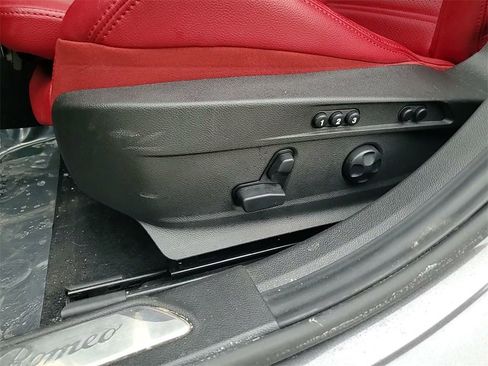 Used 2023 Alfa Romeo Giulia Veloce image 23