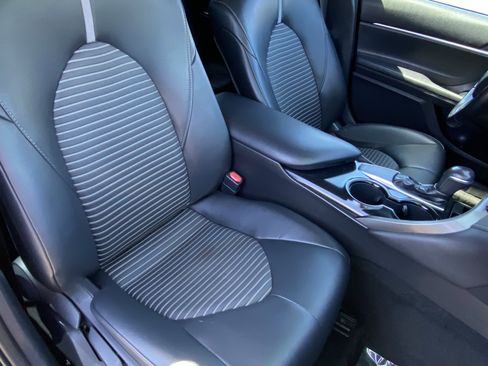 Used 2018 Toyota Camry SE FWD image 11