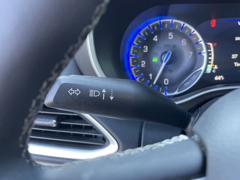 Used 2024 Chrysler Pacifica Touring-L image 21