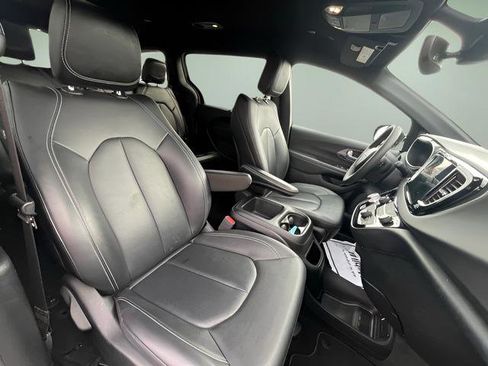 Used 2025 Chrysler Pacifica Select image 36