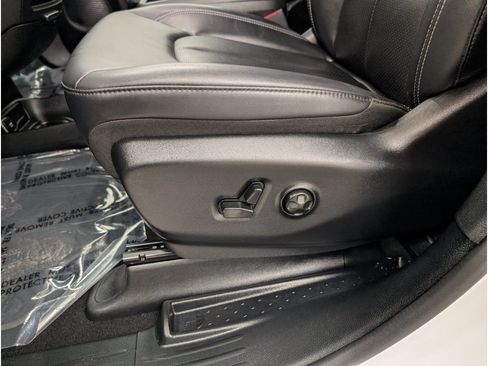 Used 2025 Chrysler Pacifica Select FWD image 8