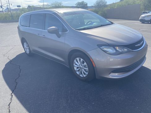 Used 2018 Chrysler Pacifica LX w/ Tire & Wheel Group FWD image 5