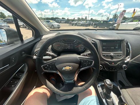 Used 2017 Chevrolet Cruze LT w/ Convenience Package FWD image 28