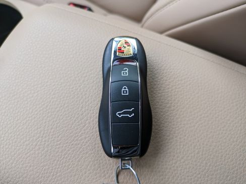 Used 2023 Porsche Macan image 32