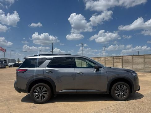 Used 2025 Nissan Pathfinder SV FWD image 24