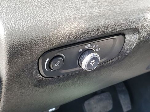 Used 2022 Chevrolet Traverse LT image 10