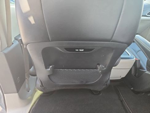 Used 2024 Chrysler Pacifica Touring-L image 48