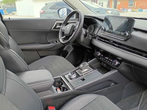 Used 2024 Mitsubishi Outlander AWD image 14