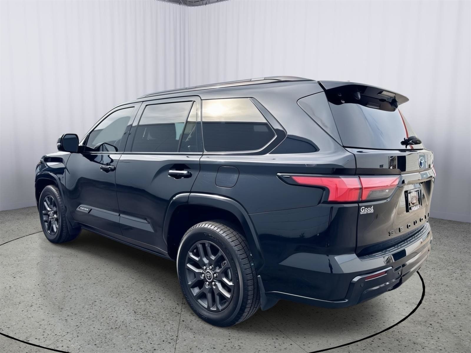Used 2023 Toyota Sequoia Platinum AWD/4WD image 10