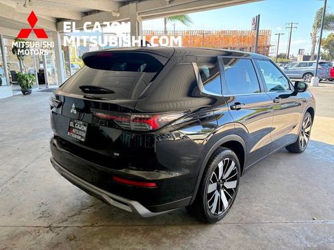 Used 2025 Mitsubishi Outlander SE FWD image 3