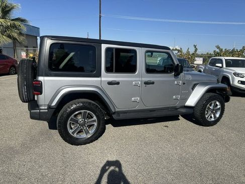 Used 2018 Jeep Wrangler Unlimited Sahara AWD/4WD image 12
