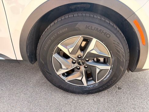 Used 2022 Kia Sorento EX w/ Panoramic Sunroof Package FWD image 9