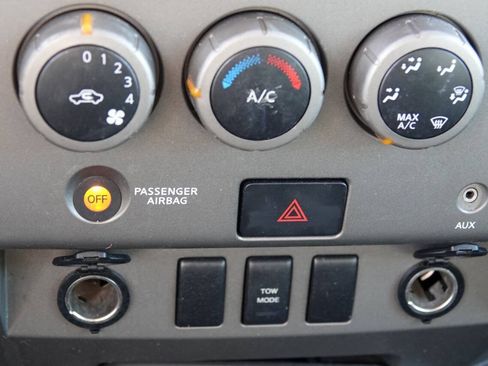 Used 2004 Nissan Titan XE w/ (PRF) Preferred Pkg AWD/4WD image 65