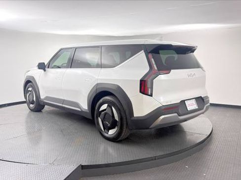 Used 2024 Kia EV9 Light Long Range RWD image 6