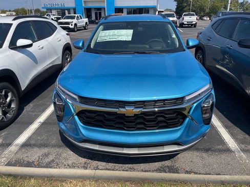 New 2025 Chevrolet Trax LT w/ LT Convenience Package image 2