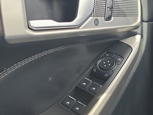 Used 2023 Ford Explorer Limited image 13