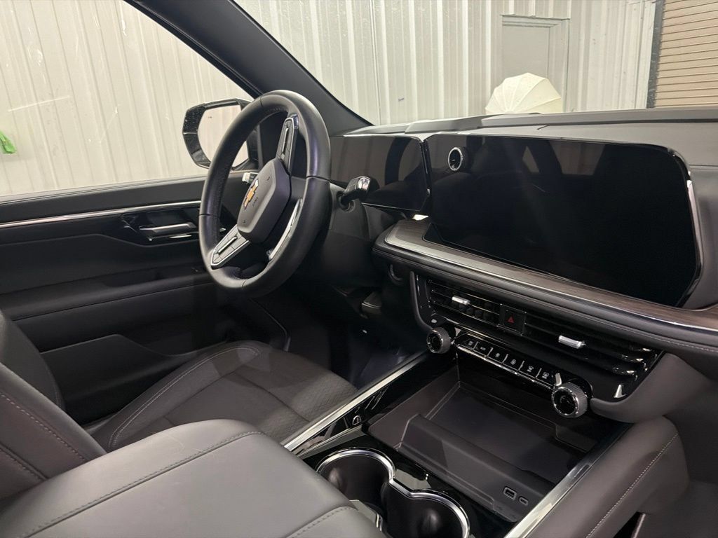 Used 2025 Chevrolet Suburban LS RWD image 24