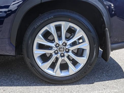 Used 2024 Toyota Highlander Limited AWD/4WD image 8