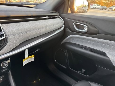 Used 2025 Jeep Compass Latitude image 19