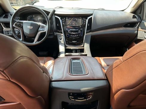 Used 2020 Cadillac Escalade ESV Premium Luxury AWD/4WD image 16