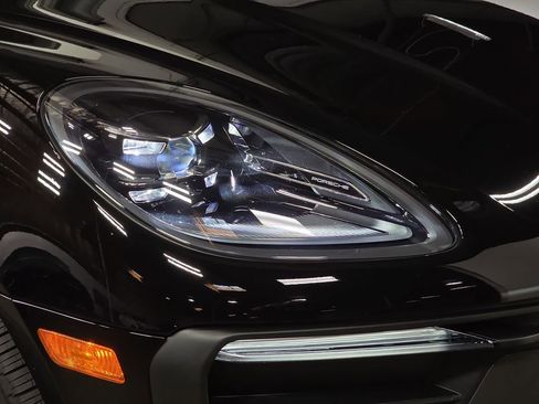 Certified 2025 Porsche Macan Turbo image 12