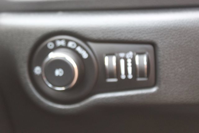 Used 2025 Chrysler Pacifica Select FWD image 16