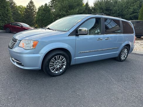 Used 2013 Chrysler Town & Country Touring-L w/ Entertainment Group #2 FWD image 12