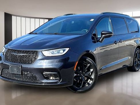Used 2021 Chrysler Pacifica Touring-L w/ Uconnect Theater Family Group FWD image 1