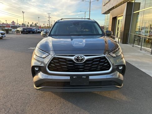 Used 2023 Toyota Highlander XLE image 2