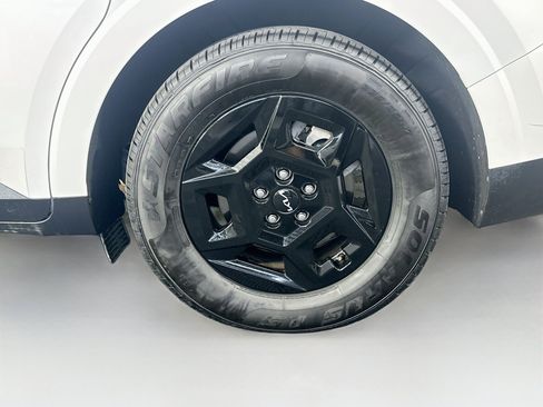 Used 2025 Kia Carnival FWD image 11
