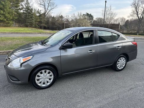 Used 2018 Nissan Versa SV image 3