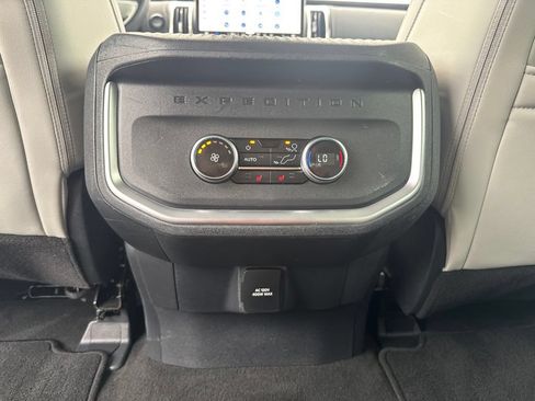 Used 2025 Ford Expedition Platinum w/ Driver's Package AWD/4WD image 34