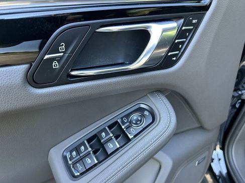 Certified 2025 Porsche Macan image 9