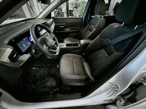Used 2025 Nissan Kicks SV AWD/4WD image 13