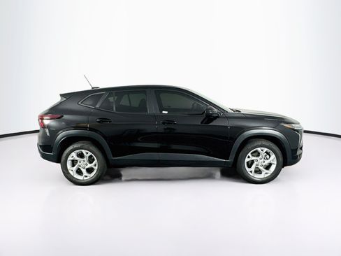 Used 2024 Chevrolet Trax LS w/ LS Convenience Package FWD image 10