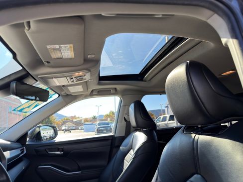 Used 2024 Toyota Highlander XLE image 27