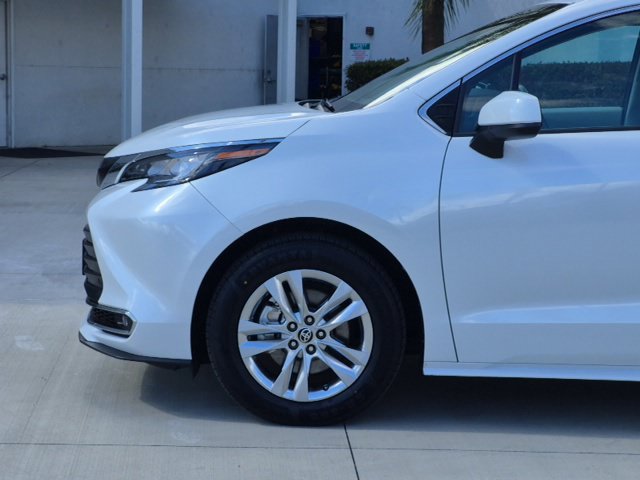 Used 2022 Toyota Sienna XLE w/ XLE Plus Package FWD image 26