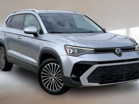 Used 2025 Volkswagen Taos SE FWD image 11