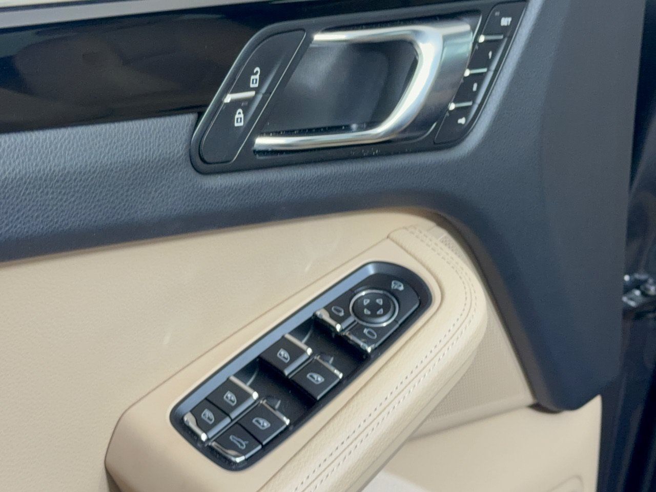 Used 2026 Porsche Macan AWD/4WD image 17